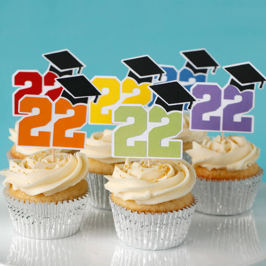 DIY graduation gift ideas - Cupcakes by https://spotofteadesigns.com/