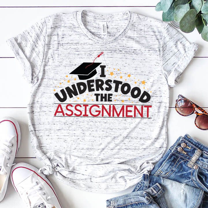 DIY graduation gift ideas - T-Shirt by https://www.artsyfartsymama.com